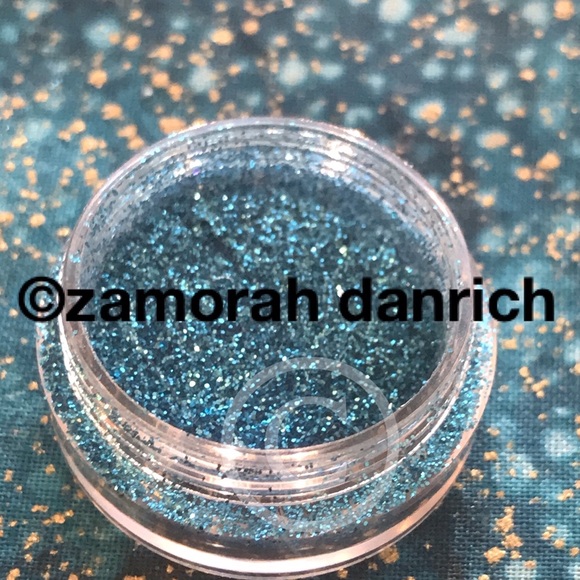 GLITTER EYE SHADOW 😍😍 By: Zamorah Danrich - Picture 2 of 3