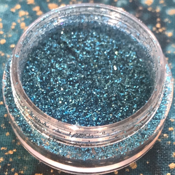 GLITTER EYE SHADOW 😍😍 By: Zamorah Danrich - Picture 3 of 3