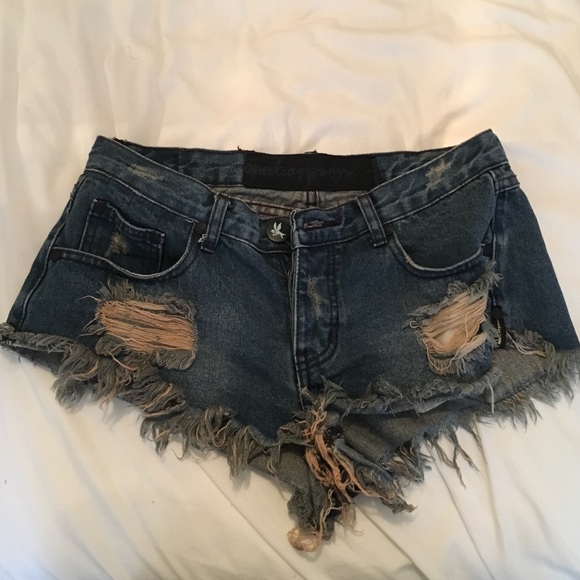 One teaspoon shredded shorts fits a small or 27/28