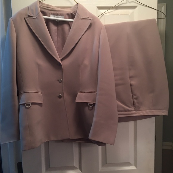 Tahari women's pant suit
