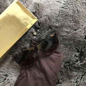 Tory Burch Accessories - Tory Burch Square Tortoiseshell Sunglasses Tory Burch Accessories - Tory Burch Square Tortoiseshell Sunglasses