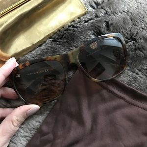 Tory Burch Accessories - Tory Burch Square Tortoiseshell Sunglasses Tory Burch Accessories - Tory Burch Square Tortoiseshell Sunglasses