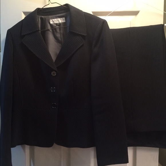 Tahari women's pant suit