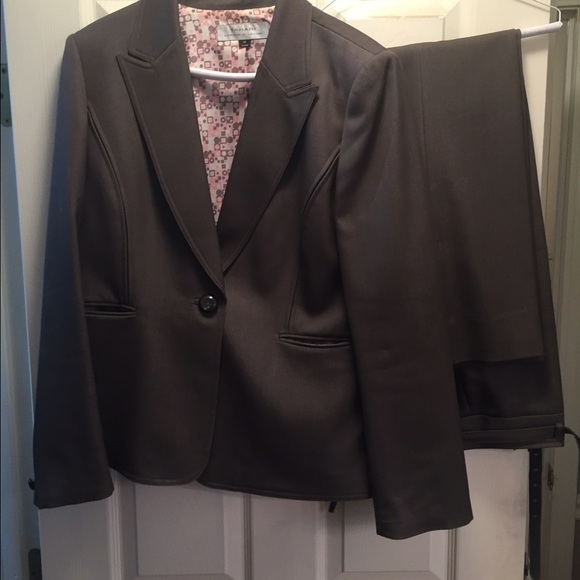 Tahari women's pant suit with belted pants