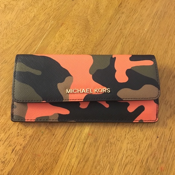 Michael kors camo wallet