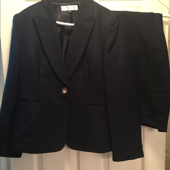 Tahari women's pant suit