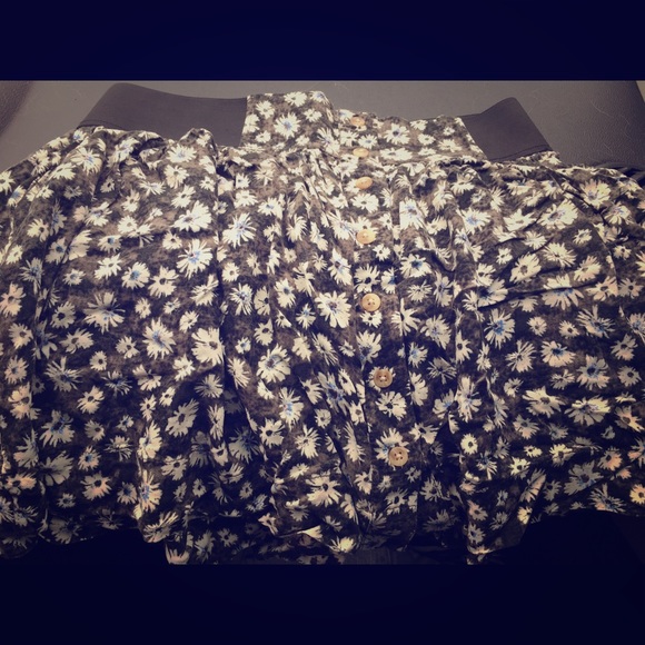 A high waisted American eagle floral skirt