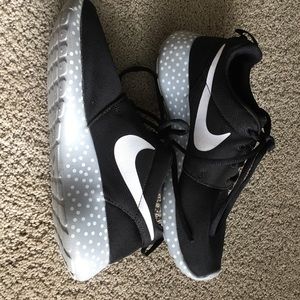 Size 7M Nike Roshe Run