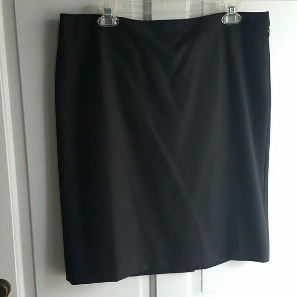 Ann Taylor Mid thigh suit skirt.