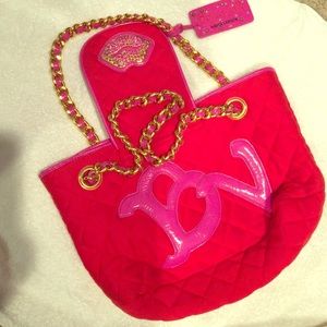 Betseyville red lips purse