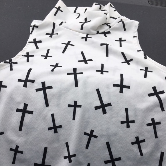 High neck no sleeves crop top