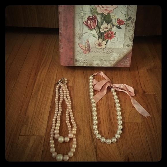 2 pearl necklaces