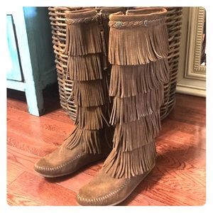 Minnetonka Brown 5 Layer Suede Fringe Boots. Sz.6