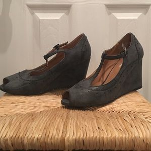 Nicole gray peep toe wedge size 9