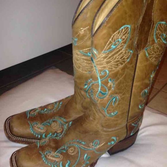 Brown boots with teal design