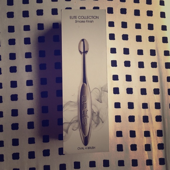 Artis Elite Collection- Smoke Finish Oval 4 brush