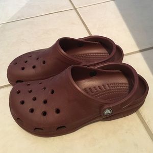 burgundy crocs
