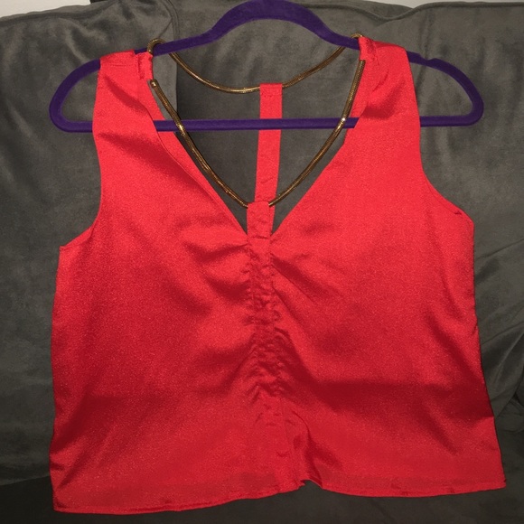 Adorable Fashionomics top with gold chain detail!