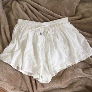 24 HOUR FINAL SALE - FOREVER 21 WHITE FLOWY SHORTS