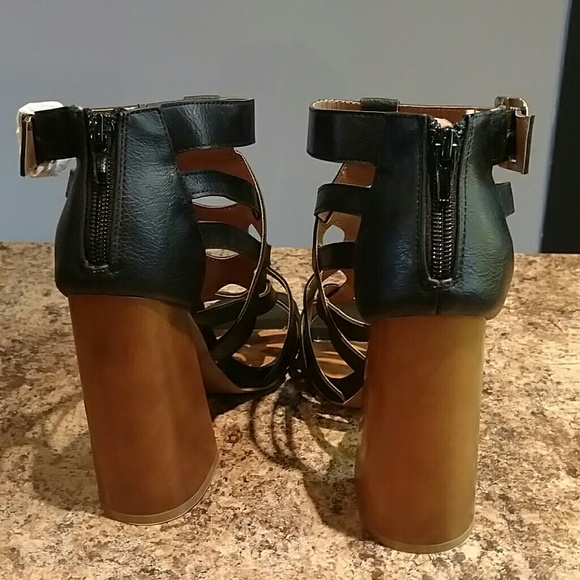 Cutout block heel sandal - Picture 2 of 4