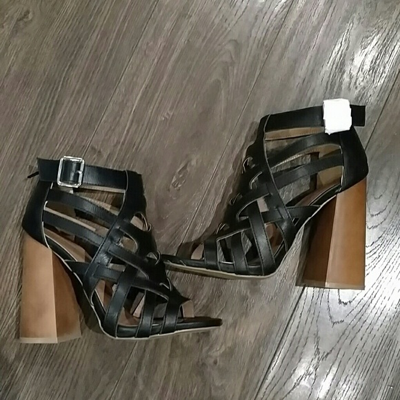 Cutout block heel sandal - Picture 3 of 4