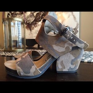 OTBT camouflage leather sandal Sz 7