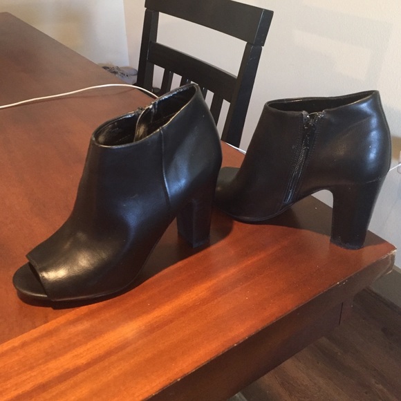 Nine West, peep toe black booties, size 6