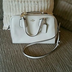 Beautiful like new condition Coach shoulder bag!