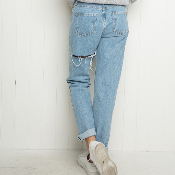 Lightwash Distressed Mom Jeans