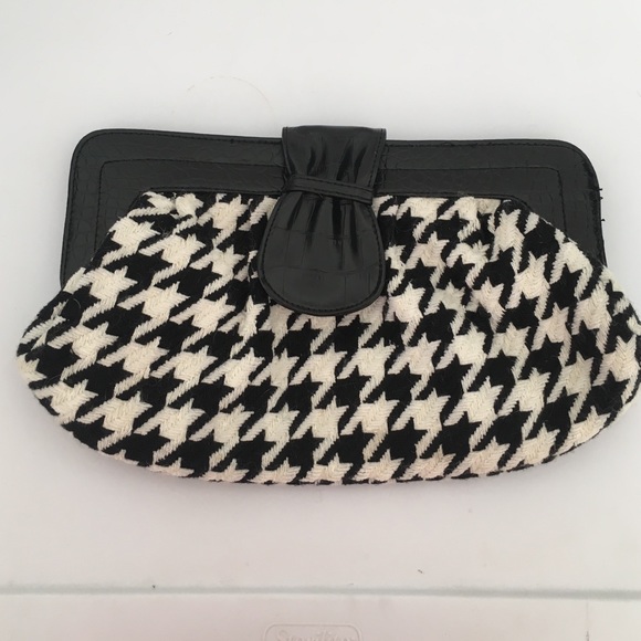 Black and cream houndstooth clutch