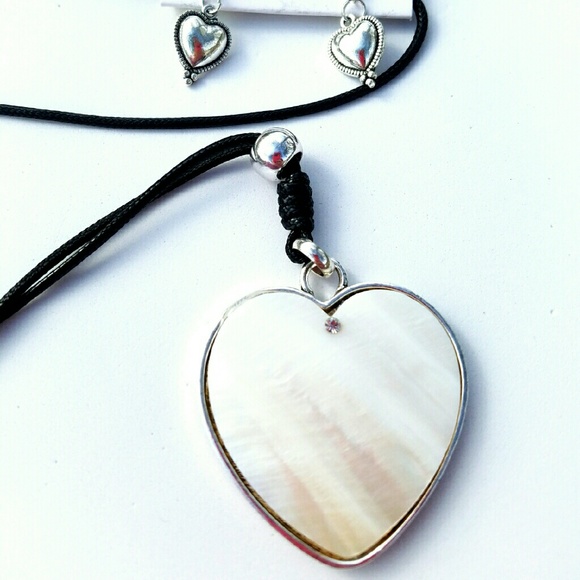 Jewelry - Heart shell pendent necklace set