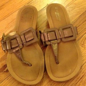 Naturalizer metallic flip flop