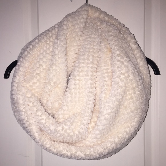 ✅PRICE DROP FURRY WHITE INFINITY SCARF