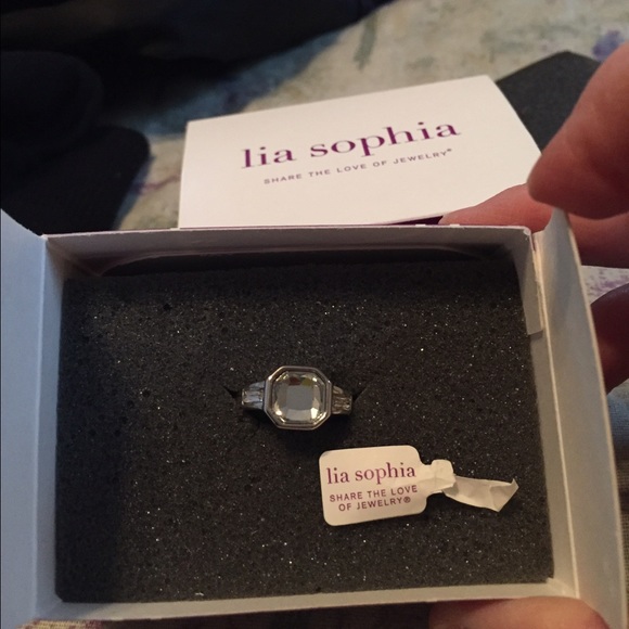 Lia Sophia Privy ring size 7