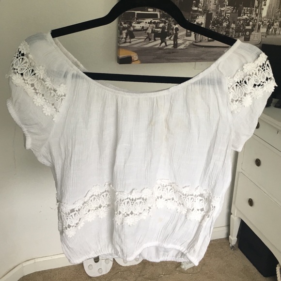 WHITE OFF THE SHOULDER LACE SHIRT