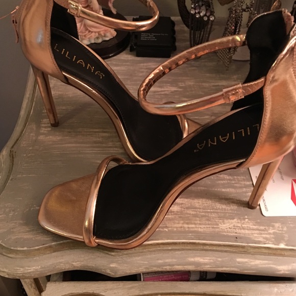 NO LONGER FOR SALE! Rose gold heels ✨