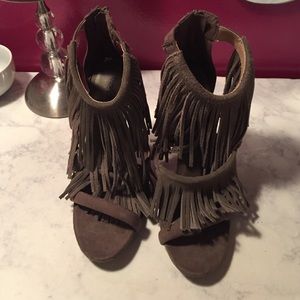 Fringe target heels