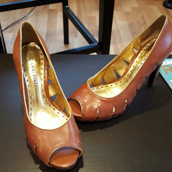 Tan and Gold Gianna Bini heels