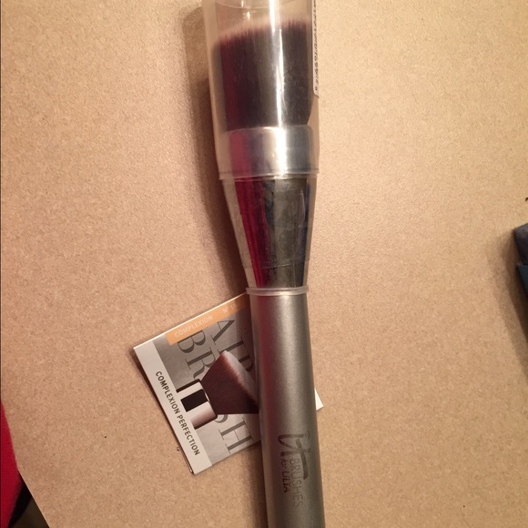 NWT IT brush 115