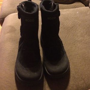Ecco Boys Snowboots.  EUC.  Euro size 33/US size 1