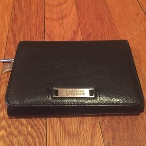 💥Closet Clear Out💥Kenneth Cole Ladies's Tri-Fold