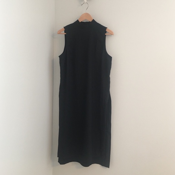 Sleeveless tunic with high slit 🗝