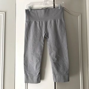 Lululemon light grey crops