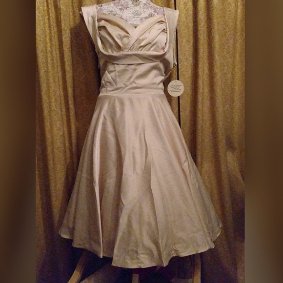 Dresses & Skirts - NWT pearl ophelia lindy bop dress