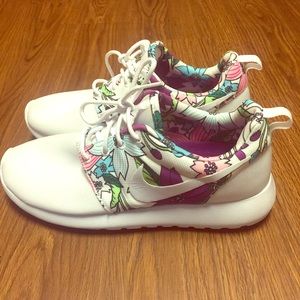 Nike floral Roshe One