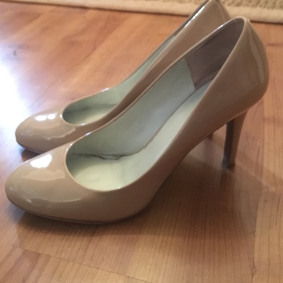 nine west caress pump