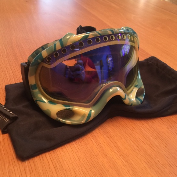Authentic Oakley goggles in great condition