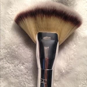 It Cosmetics Large Fan Brush BRAND NEW IN SLEEVE