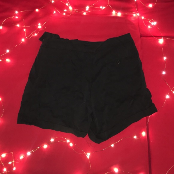 H&M HIGH RISE BLACK SHORTS WITH TIE DETAIL - Picture 3 of 3