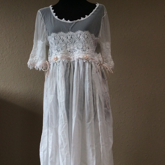 Lovely lace nightgown.🌸